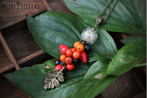 Red autumn berries necklace