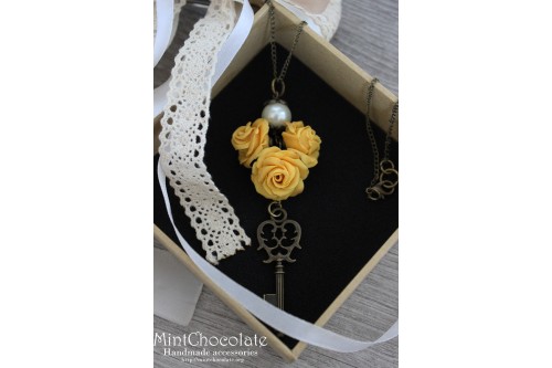 Yellow roses pendant